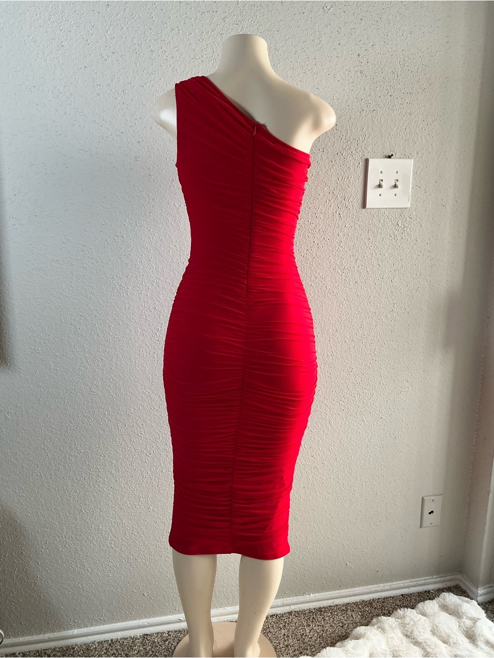 Red One-Shoulder Ruched Bodycon Dress - Picture 2 of 3